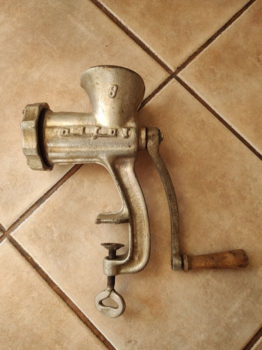 Stara maszynka do mielenia mięsa firmy Alfa 8