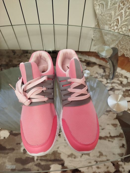 Кросівки жіночі. Нові.