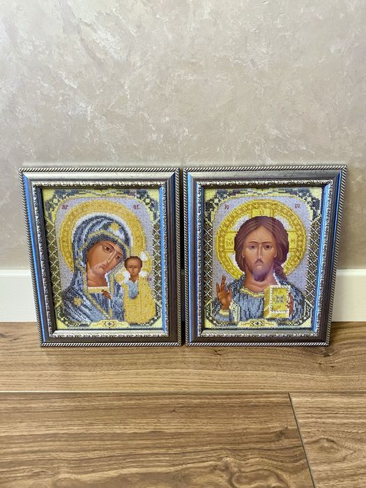 Весільна вінчальна пара, іконки вишиті бісером.