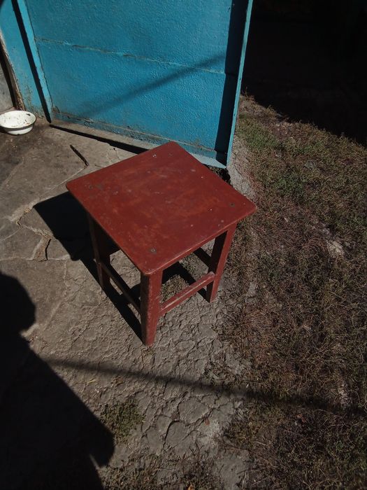 Продам табуретку и столик,150гр.,и 350гр.