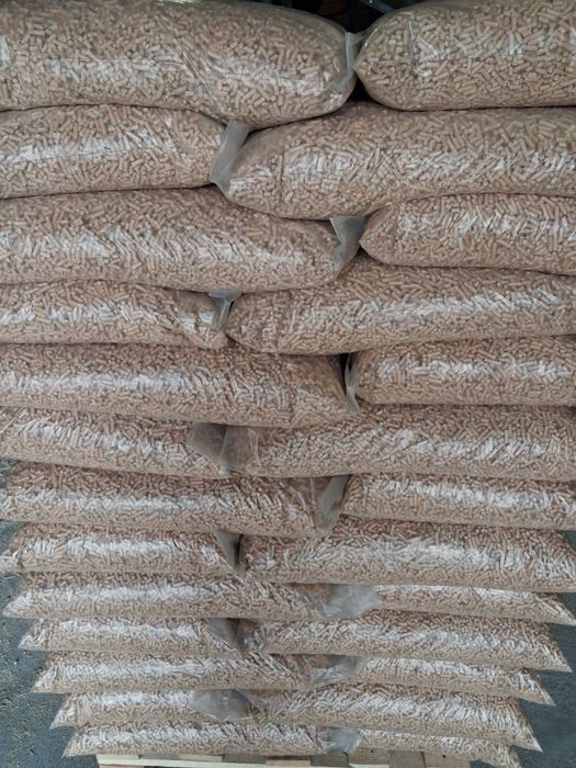 Pellet sosnowy 100 %  jasny czysty