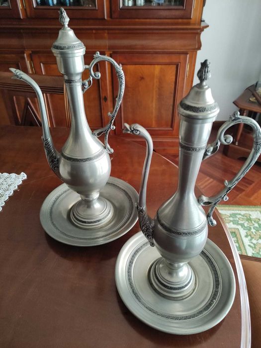 Conj. de Cafeteiras com Prato em Estanho Puro 97% - "ESTANHOS LOURO"