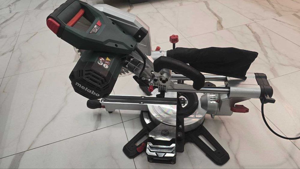 Новая. Торцовочная пила METABO KGS 254 M Метабо. Новая. Включали 1 раз