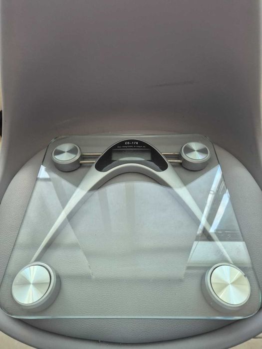 Balança Digital Corporal em vidro e metal, em Excelente Estado