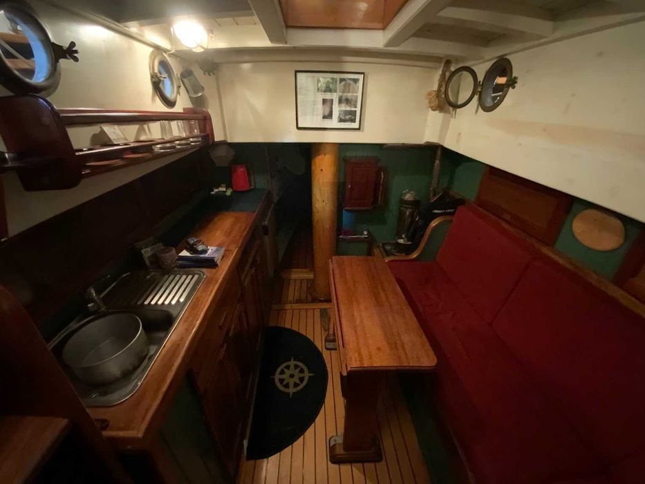 Iate à vela clássica de madeira, com 2 jogos completos de velas e motor interno Perkins.