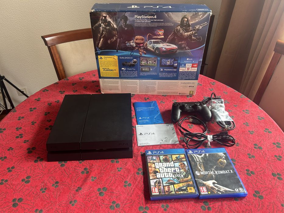Playstation 4, com 2 jogos, 1 comando