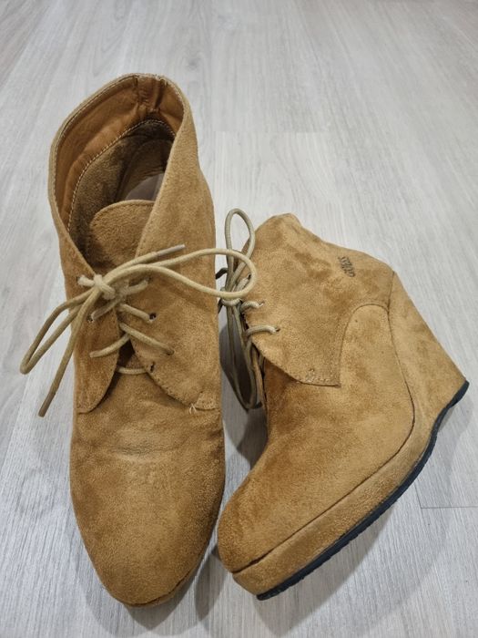 Botim camel com salto