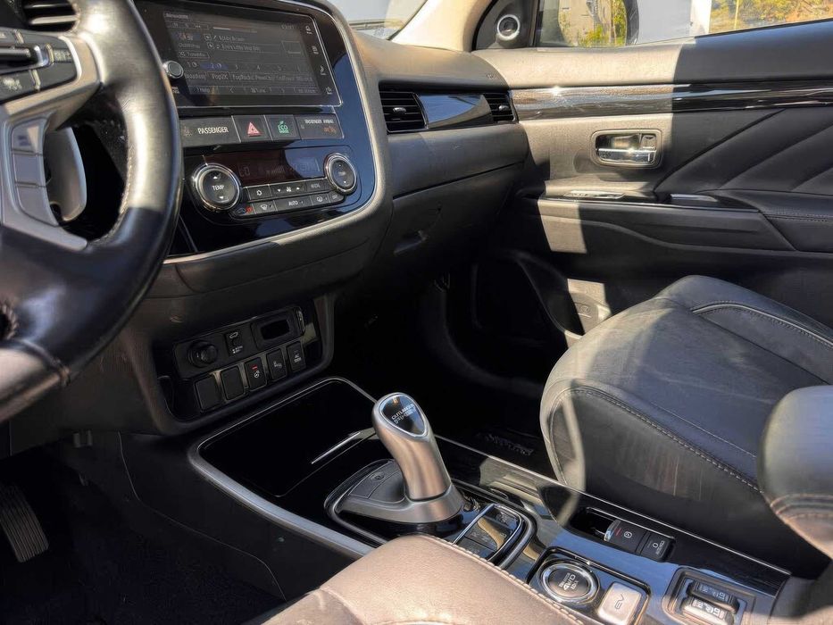 Mitsubishi Outlander Phev      2018