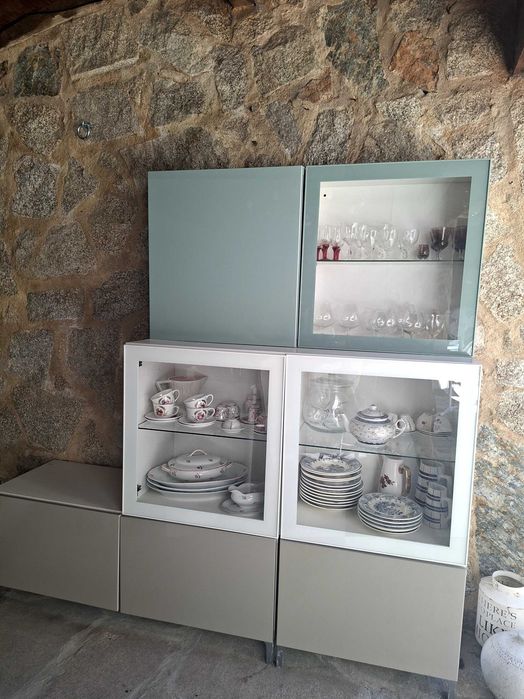 Móvel de sala com cristaleira ikea