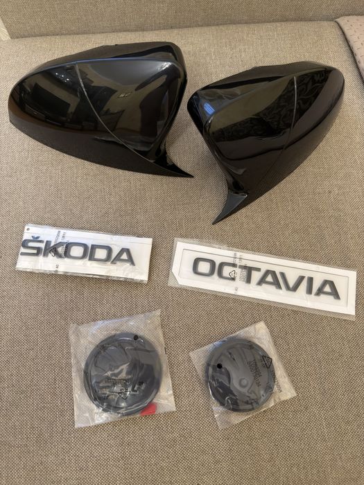 Накладки на дзеркала Skoda Octavia a7 чорні значки логотипи Skoda шилдик значок капота