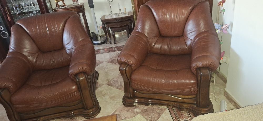 Conjunto de sofás (1+2), em couro genuíno e em muito bom estado.
