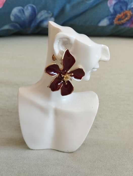 Modne kolczyki kwiatowe w kolorze burgund. Hit sezonu jesień-zima