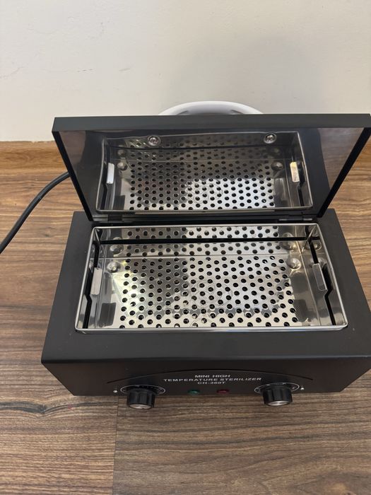 Стерелізатор для манікюрних інструментів чи тату запчастин