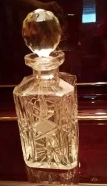 Vitrine com Serviço de Cristal da Bohemia Completo.