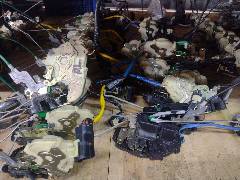 Замок дверей передній задній на Kia Sorento 2002-2009