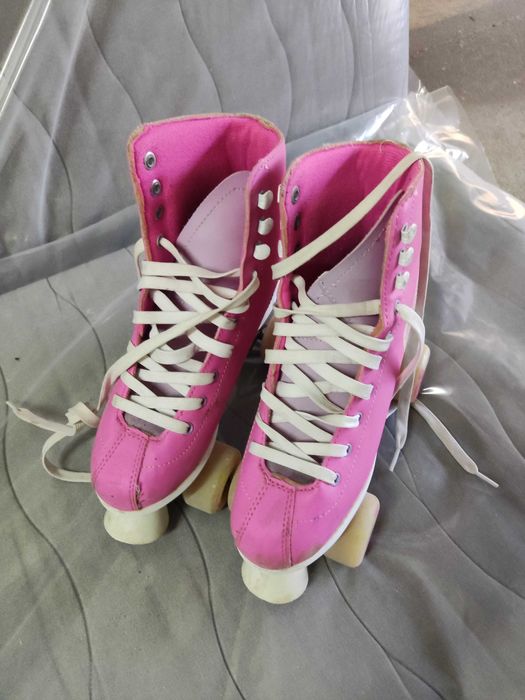 Patins 4 rodas usados para venda.  Tamanho 38