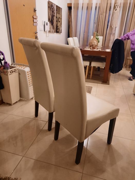 Cadeiras em napa bege