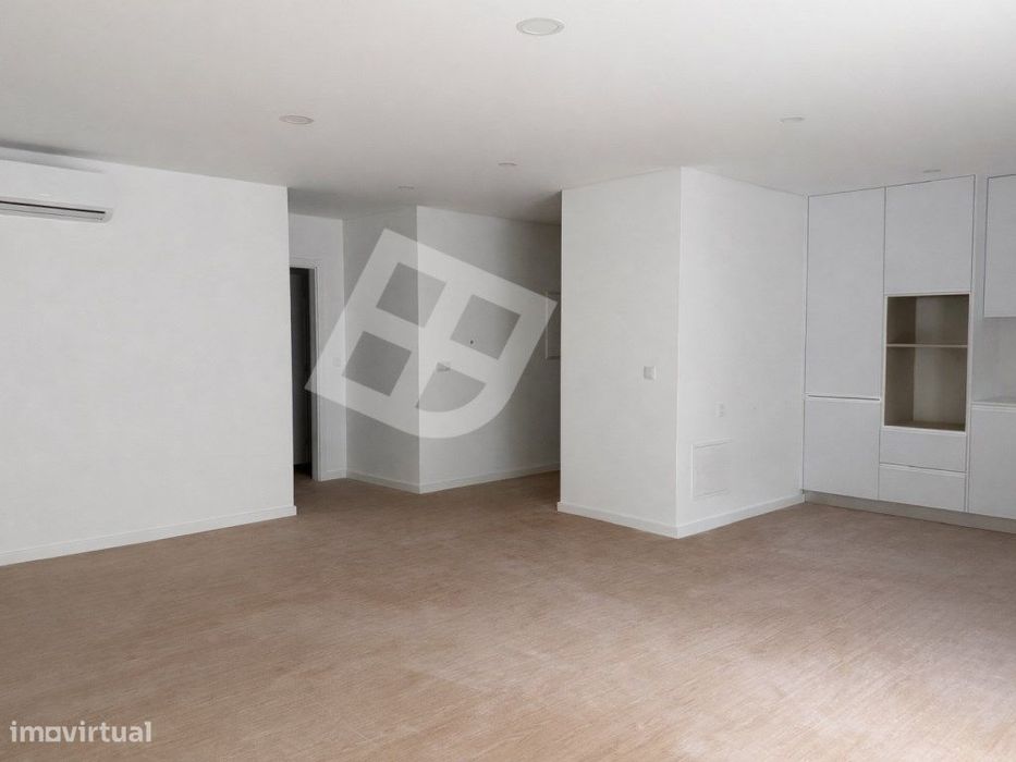 Apartamento T2 com terraço - Centro de Esgueira