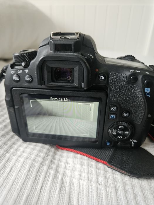 Canon 77D + lente Canon EF-S 18-55mm