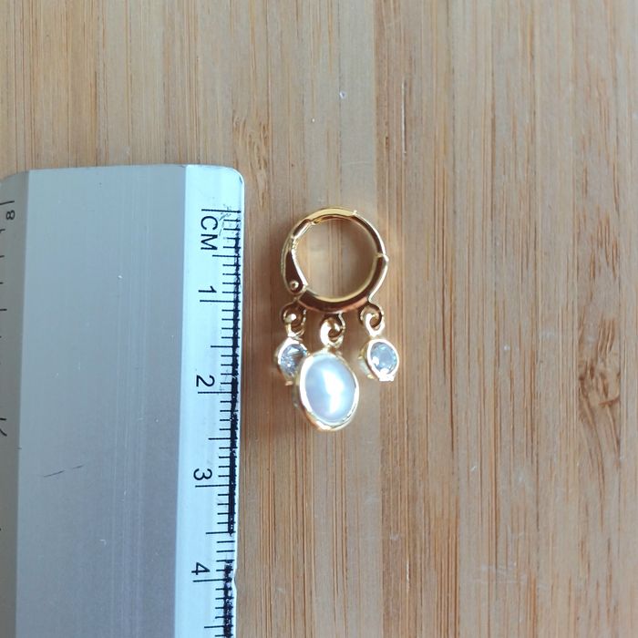 Brinco delicado com zircónias e pérolas  banhado a ouro no aço inoxidável antialérgico