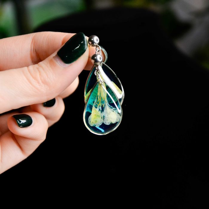 Kolczyki krople z kwitami polnymi na błękitnym tle