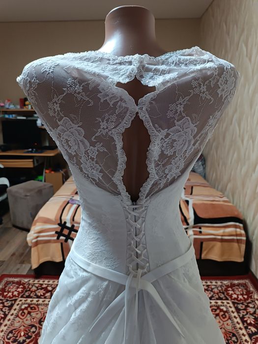 Свадебное платье из гипюра  со шлейфом .