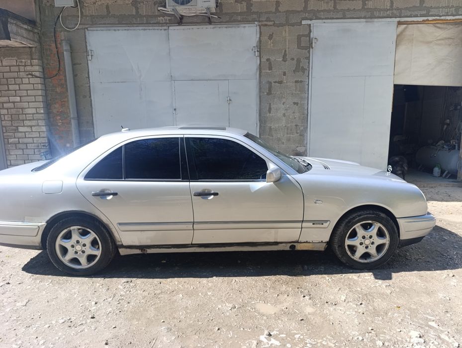 Мерседес w210 e 430 1999, m113, 4.3. Газ/бензин.