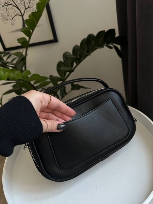 Трендова жіноча сумка з люкс-фурнітурою та зручними відділеннями