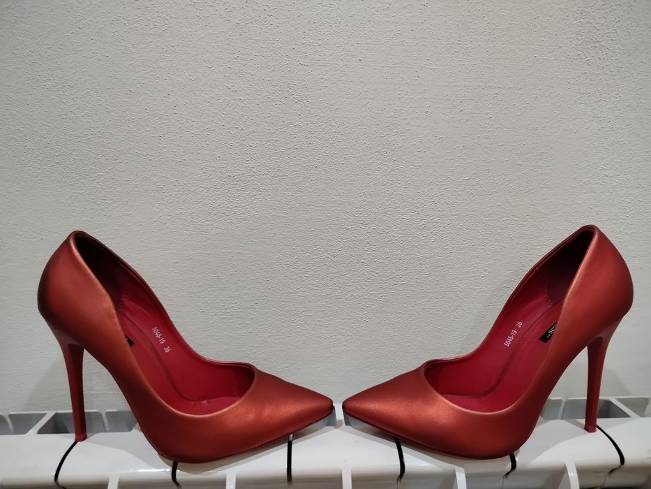Szpilki czerwone satynowe Vices 36 roz.