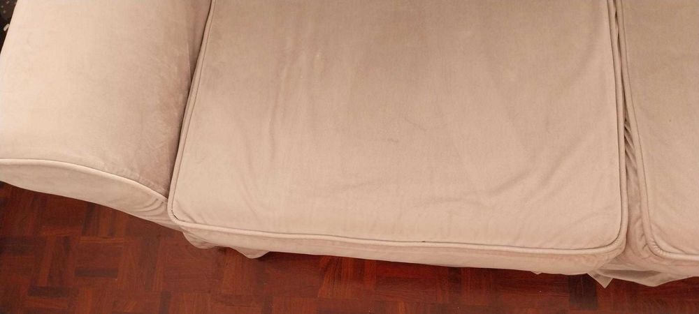 Sofá 3 lugares em veludo cinza claro