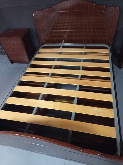 Cama mais 2 mesas de cabeceira em mogno