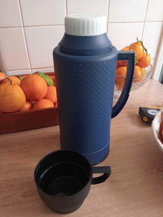 Garrafa térmica com capacidade de 1,8lt