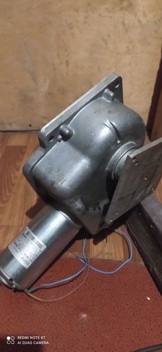 Електродвигун з редуктором від шлагбаума