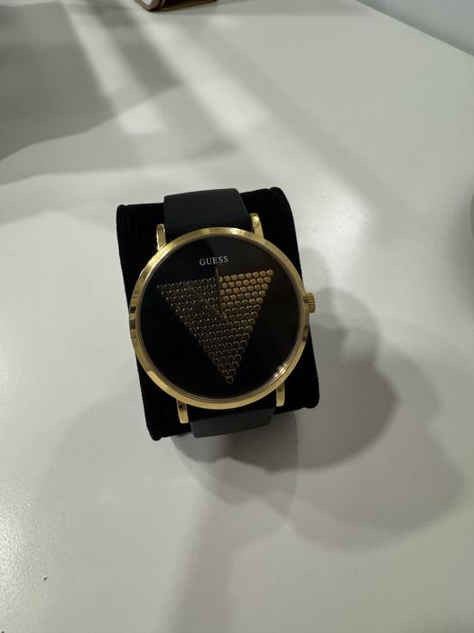 Relógio Guess preto e dourado