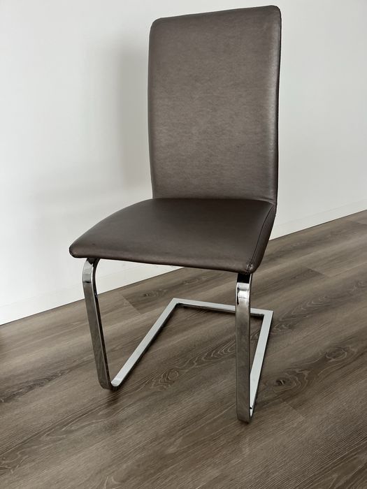 Mesa em vidro com cadeiras em pele