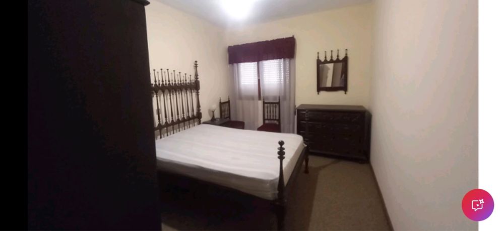 Cama antiga em madeira maciça