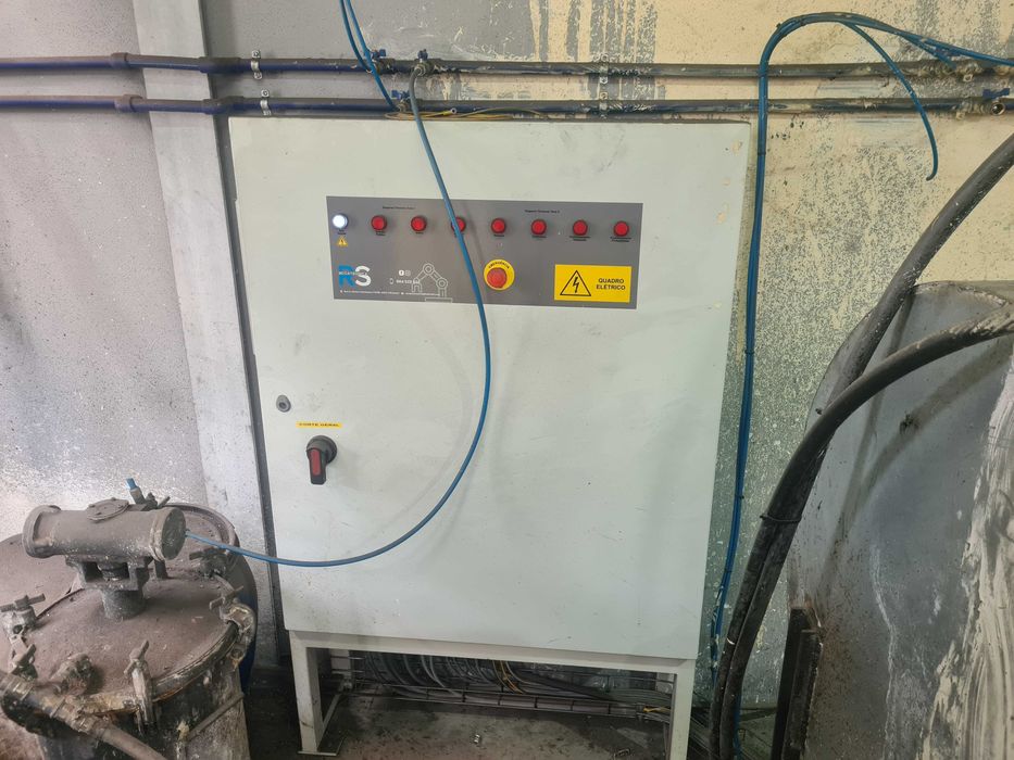 Máquina de polir panelas e tampas com automato e quadro novos