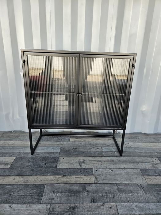 Czarna metalowa komoda szklane drzwiczki