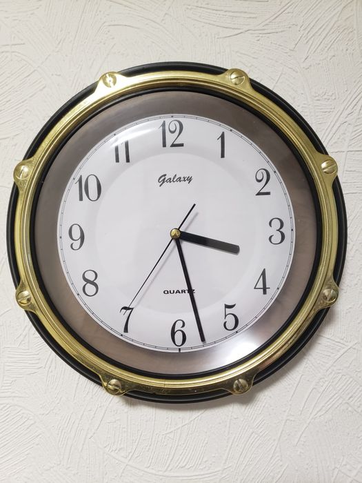Кварцевые часы настенные нерабочие