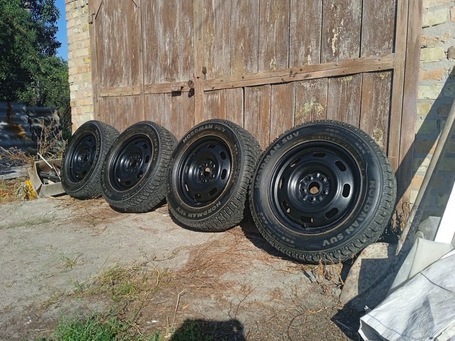 Продам шиповану зимову резину на дисках R17