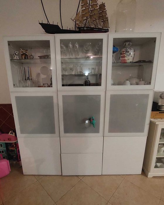Louceiro com portas e gavetas