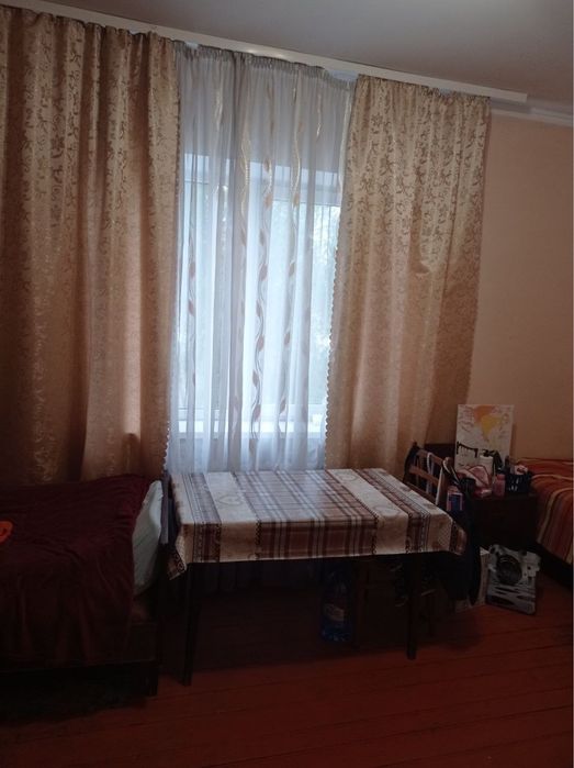 Ліжкомісце в кімнаті