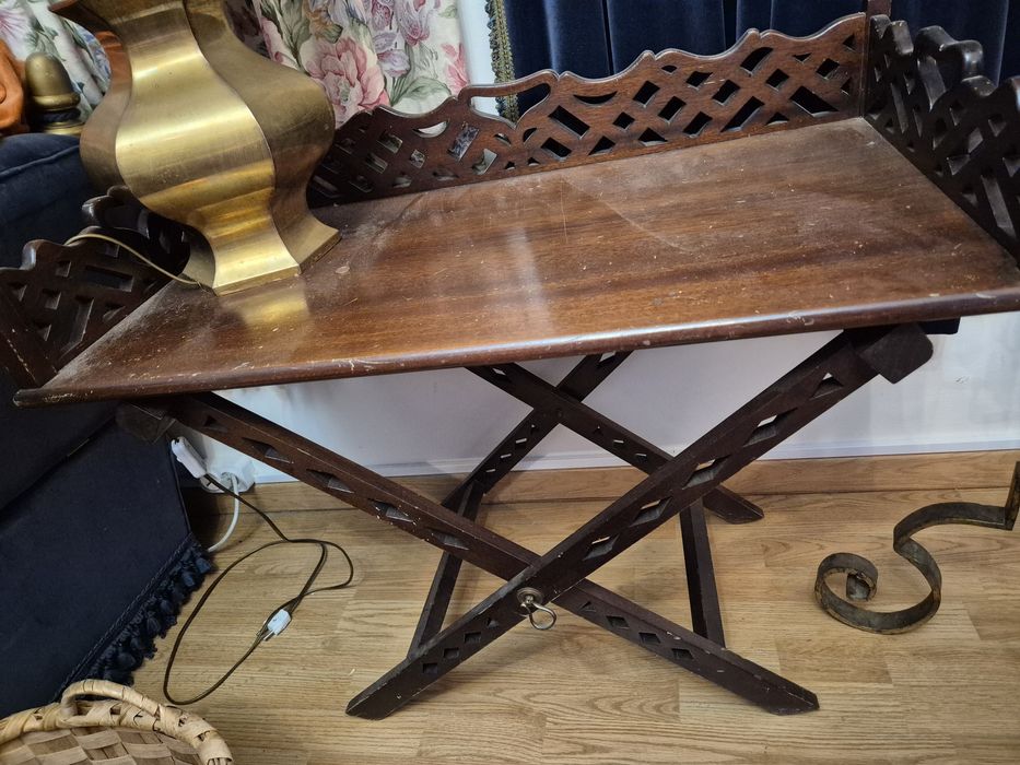 Mesa de apoio antiga em madeira maciça – pés cruzados e balaustrada re