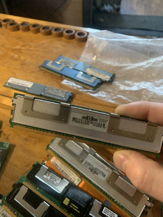 Оперативна память 1GB, 512МВ