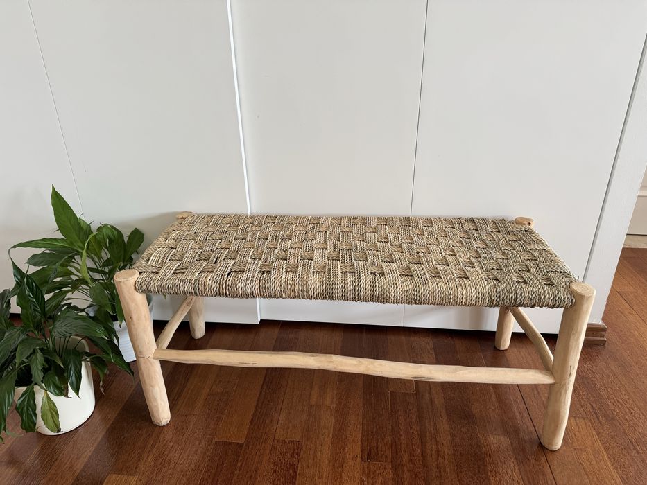 Banco de madeira maciça trançada, artesanato marroquino