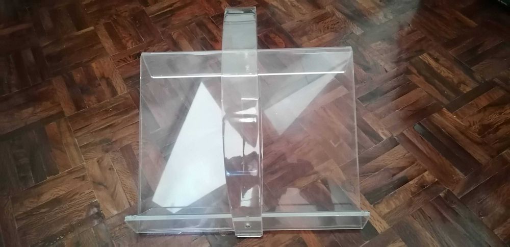 Pousa Revistas em acrílico transparente