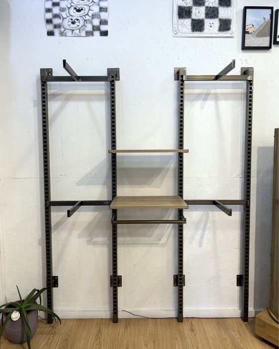 Sistema de expositores e prateleiras de loja para roupa