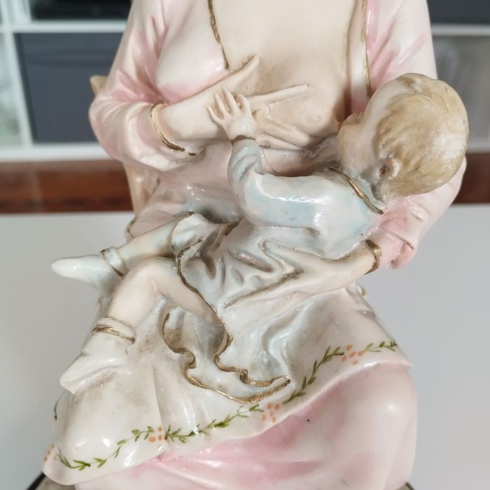 Estatueta de porcelana antiga