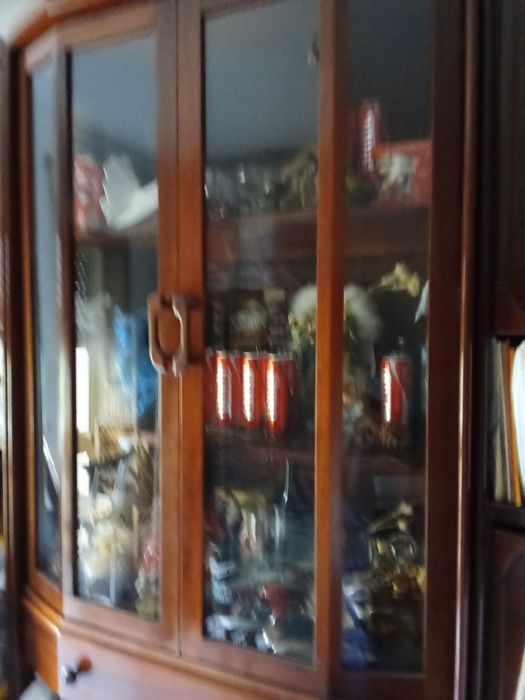 Magnífico móvel de cerejeira muito bonito em encaixe com vitrine espaço para livros e televisão tem 10 portas4 gavetas com estante ideal para um T2
