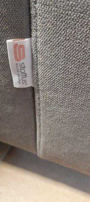 Sofá com chaise long marca Stoffus, cinzento.